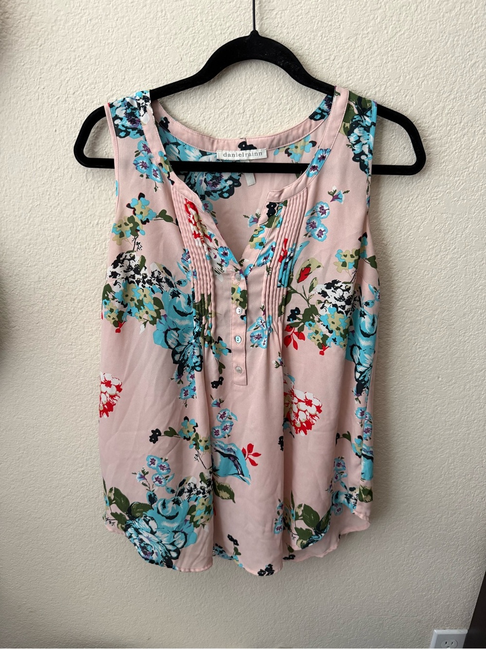 Daniel Rainn Pink Floral Sleeveless Pleated V-Neck Top